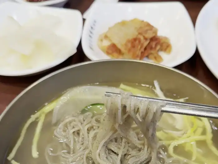 젓가락으로 집어 올린 메밀면의 모습