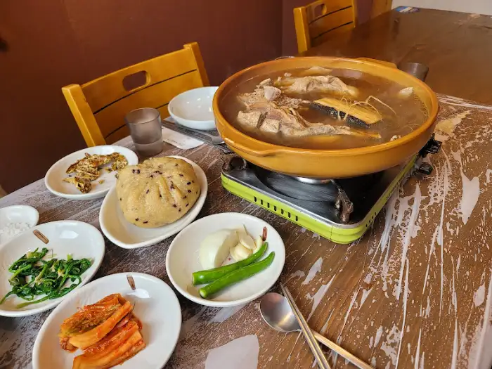 오리백숙 – 큼직한 오리 한 마리가 끓고 있는 뚝배기