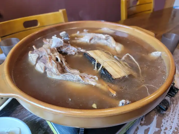 오리백숙 내부 – 부드러운 오리 살점과 맑은 육수