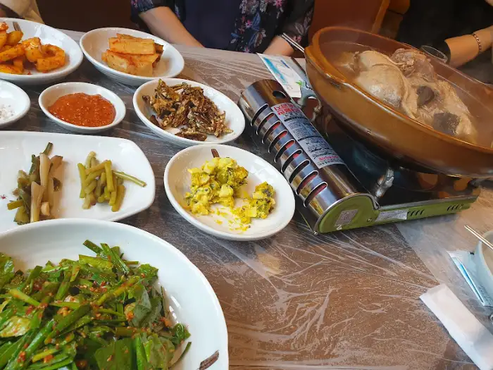 테이블 세팅 – 백숙과 다양한 밑반찬