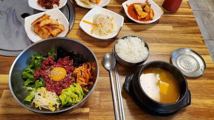 김치찌개와 돌솥밥, 비빔밥