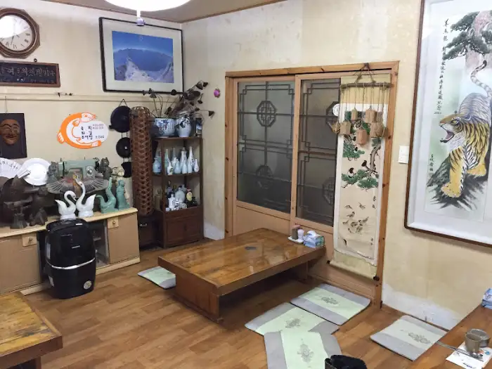 가게 내부 한쪽 벽면 사진