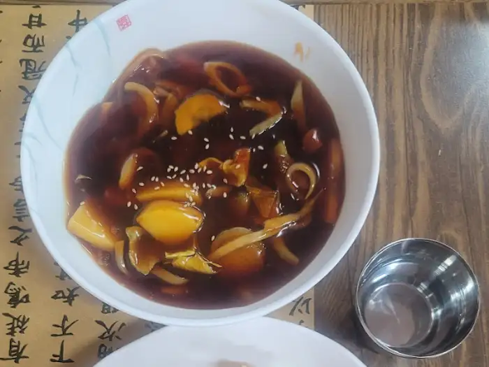 윤기 자르르 흐르는 쟁반짜장 소스