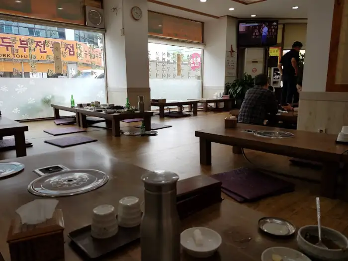 성산식당 내부 홀 모습