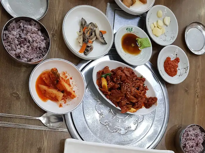 제육쌈밥과 반찬 구성