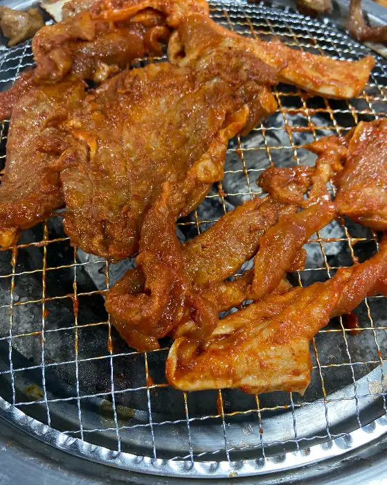 양념이 잘 배어든 돼지갈비
