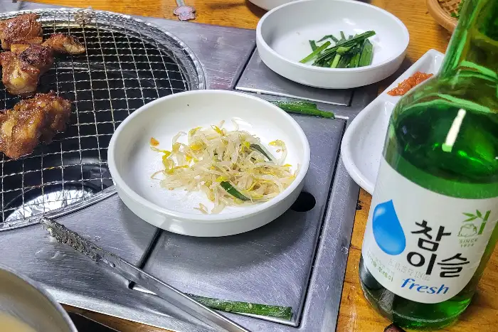 정갈한 밑반찬과 고기