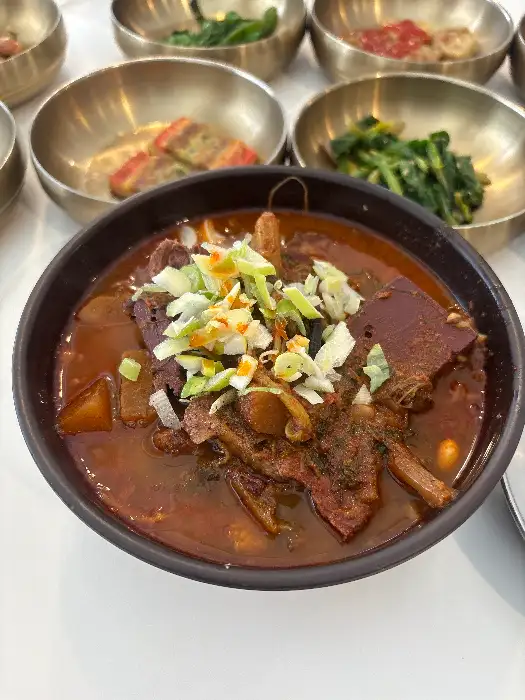 곰탕으로 추정되는 메뉴 사진
