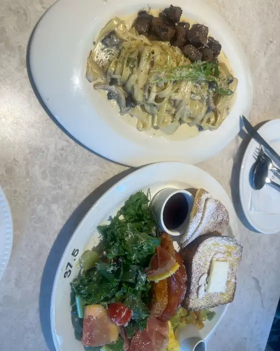 크림 파스타와 브런치 플레이트
