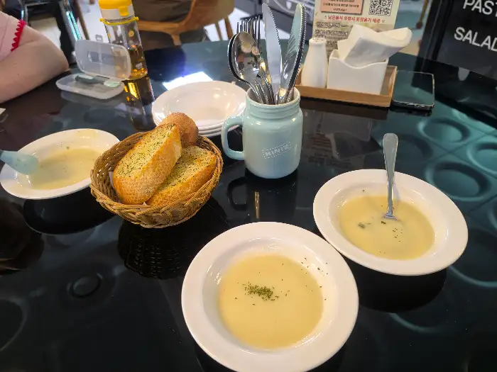 따뜻한 마늘빵과 스프