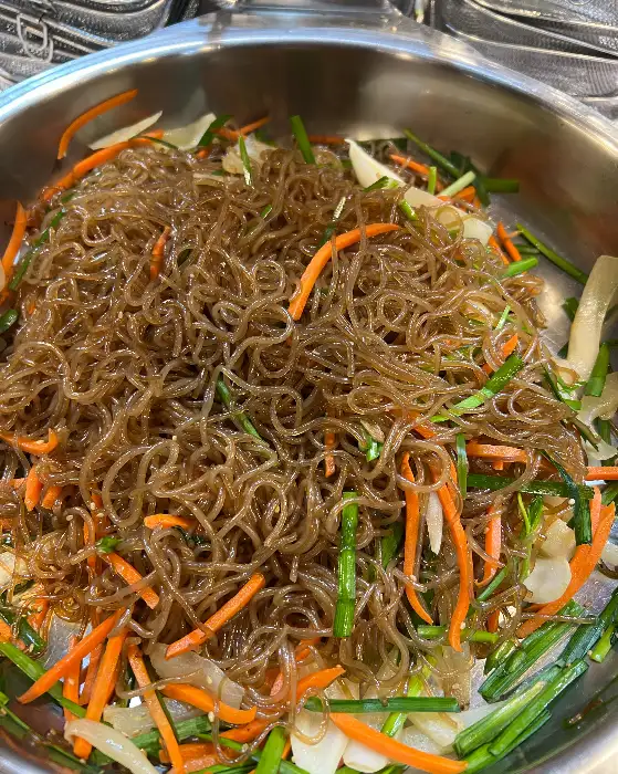 신선한 야채와 당면이 어우러진 잡채