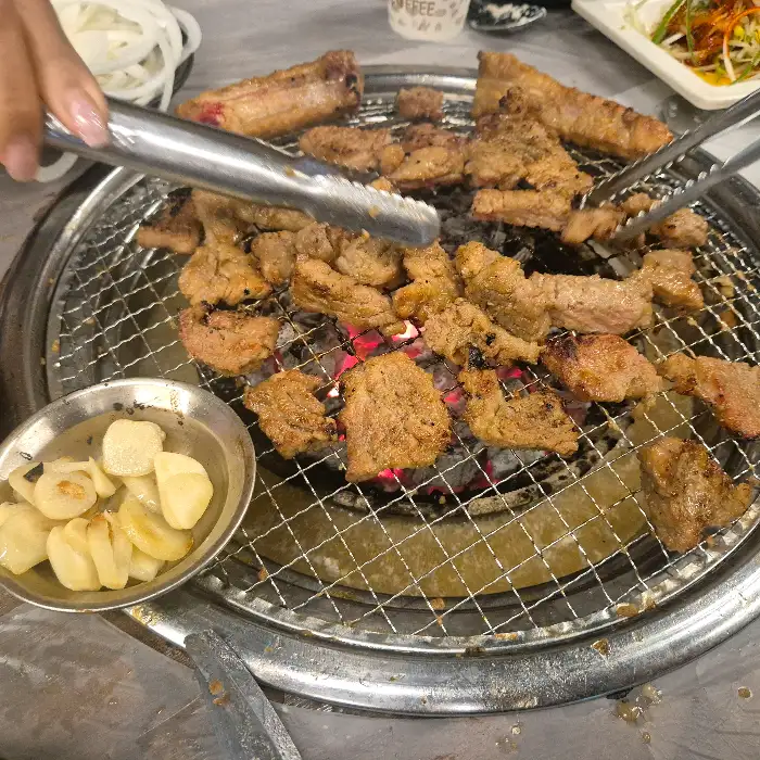 숯불 위에서 익어가는 돼지갈비