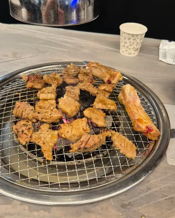 다양하게 구워지고 있는 돼지갈비