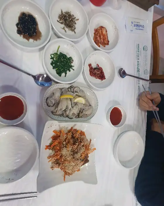 다양한 밑반찬과 함께 나온 굴 요리들