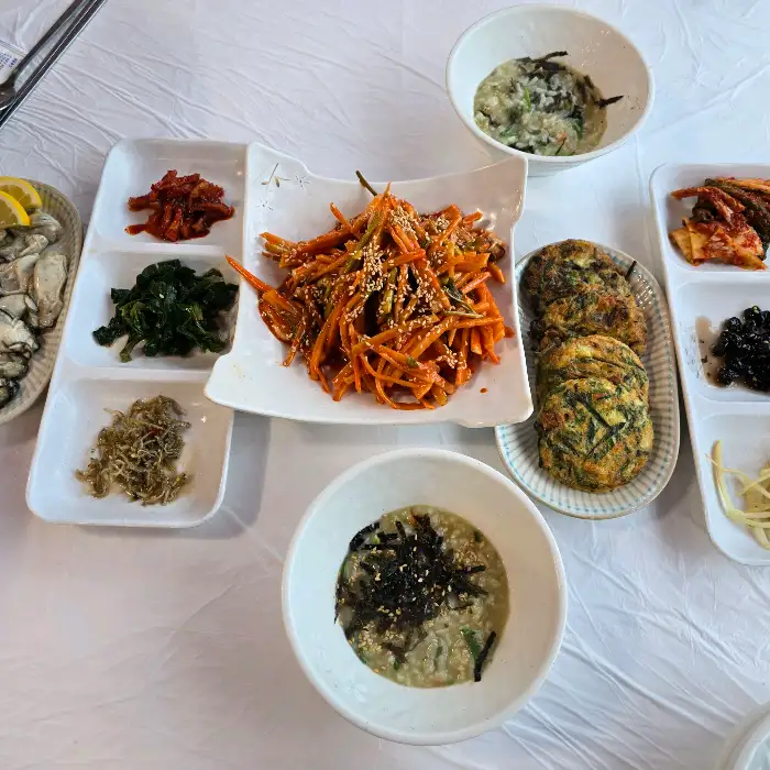여러 접시에 담긴 굴 요리와 밑반찬