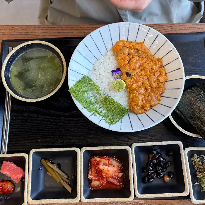 신선한 성게알이 듬뿍 올라간 덮밥