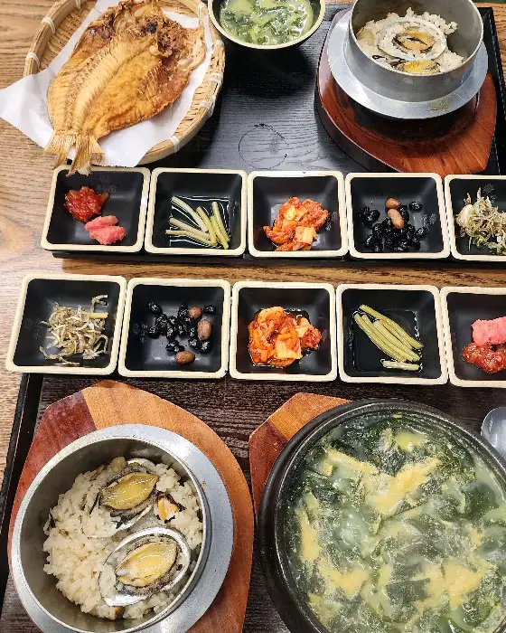 다양하고 정갈한 밑반찬이 차려진 한상차림