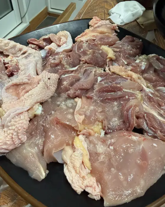 신선한 닭고기 부위들이 접시에 가득 담겨 있다