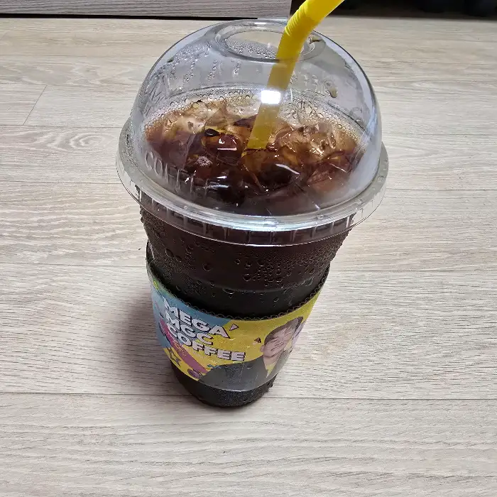 커다란 사이즈의 아이스 아메리카노