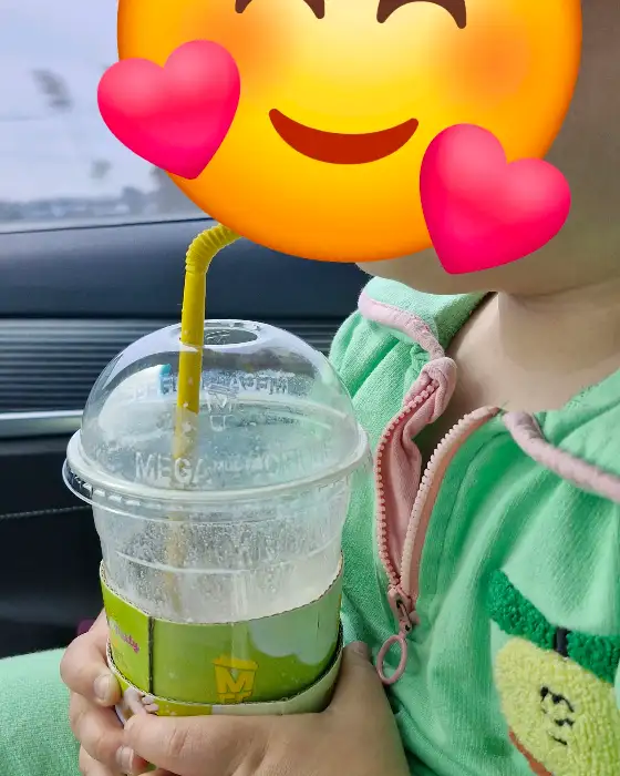 아이가 음료를 들고 있는 모습