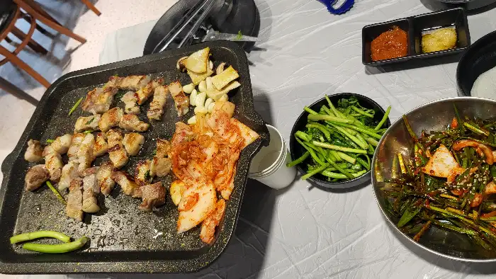 미나리도야지 삼겹살과 곁들임 반찬