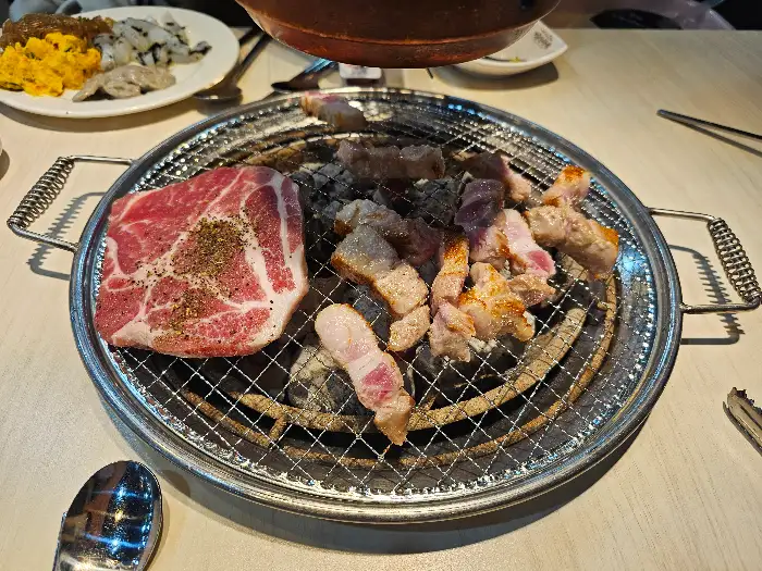 숯불 위에서 익어가는 고기들