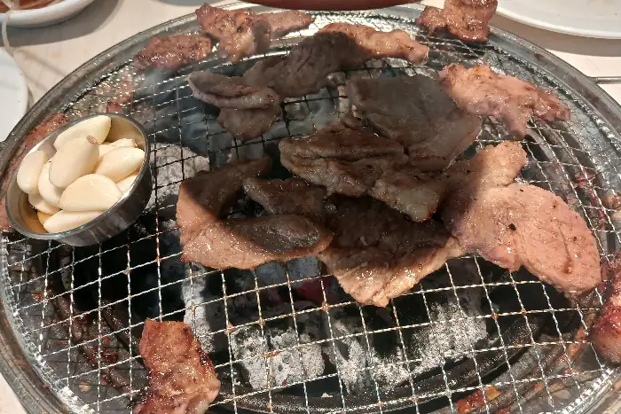 먹음직스럽게 익은 돼지갈비