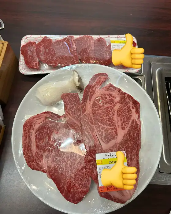 신선하고 마블링이 좋은 생 소고기 등심과 다른 부위 고기