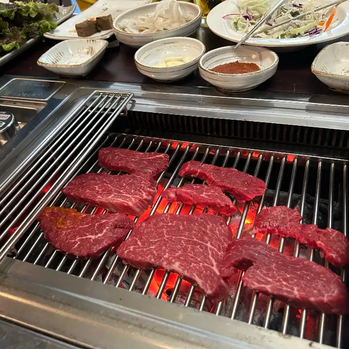 숯불 위에서 맛있게 익어가고 있는 소고기 조각들