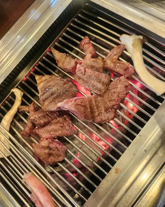 잘 익어서 육즙이 살아있는 소고기 구이