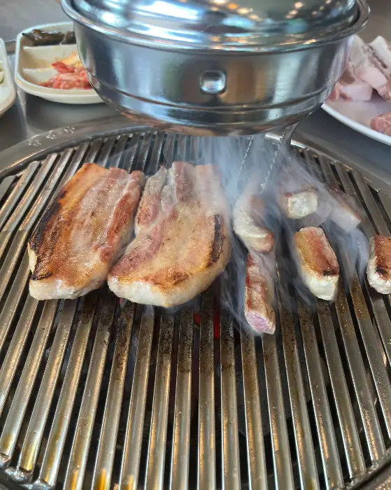 숯불 위에서 구워지는 삼겹살