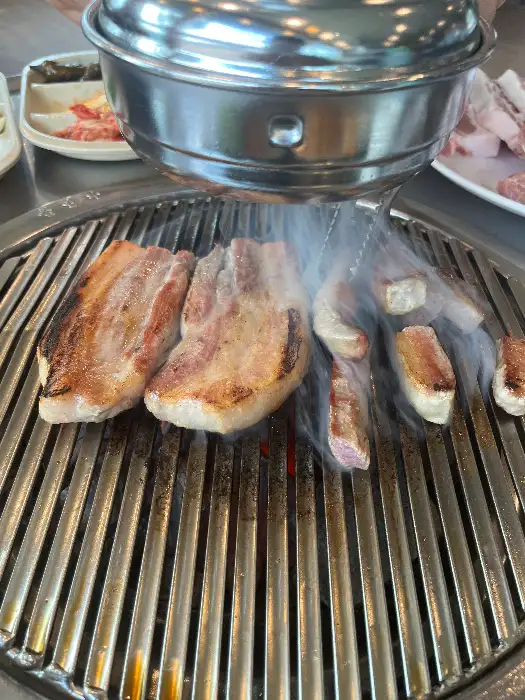 숯불 위에서 익어가는 삼겹살