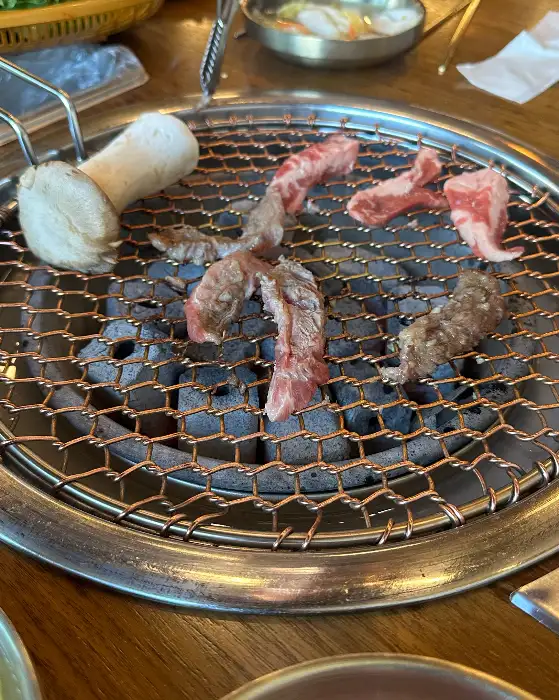 숯불 위에서 익어가는 소갈비살