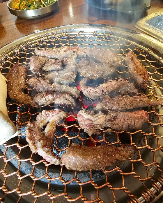 맛있게 구워진 소갈비살
