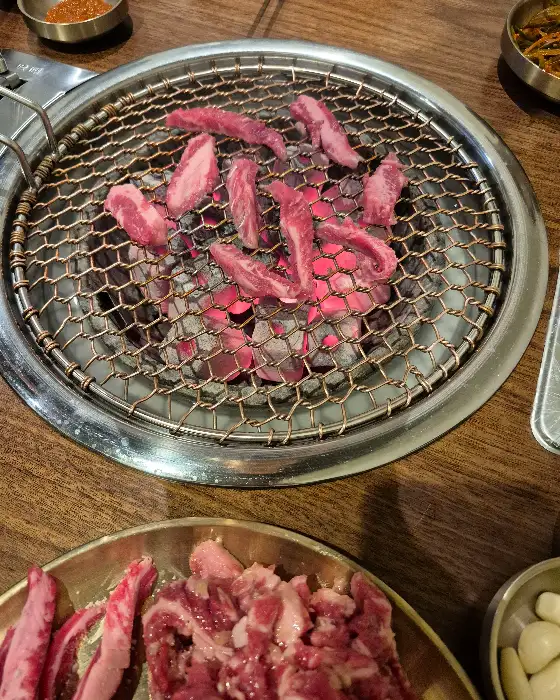 생갈비살 굽는 모습