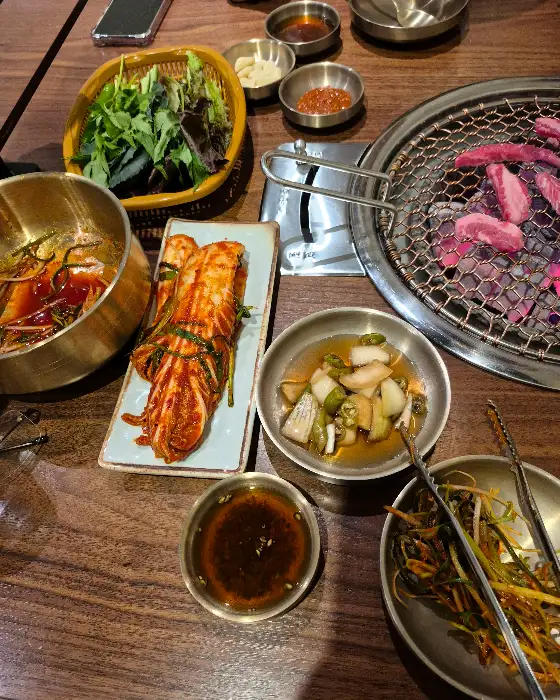 다양한 밑반찬과 고기