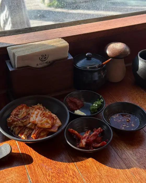 김치와 소스, 젓갈 등이 담긴 작은 종지들