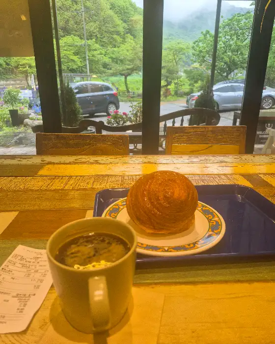 창가 자리에서 보이는 풍경과 빵
