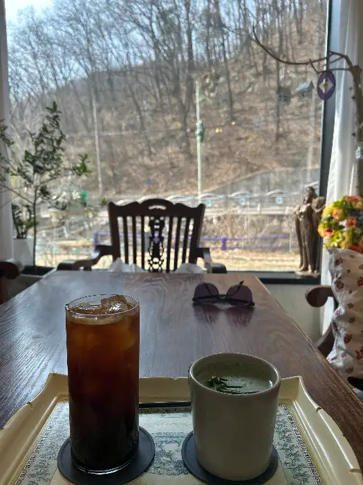 창가 자리와 테이블