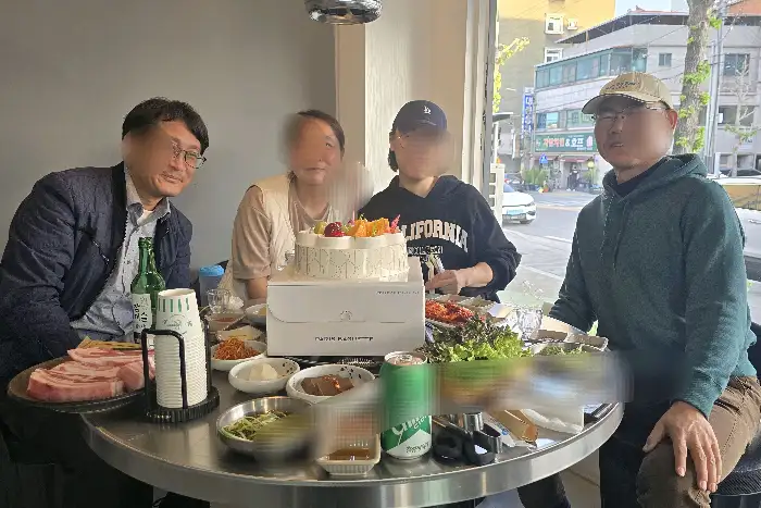 밝은 조명 아래 편안해 보이는 식사 공간
