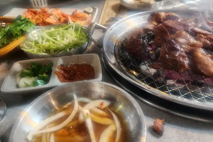 잘 익은 고기를 곁들여 먹는 모습
