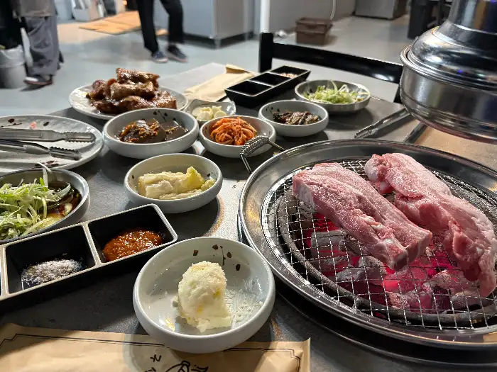 다양한 밑반찬과 고기