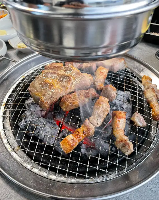 된장찌개와 숯불 위 고기
