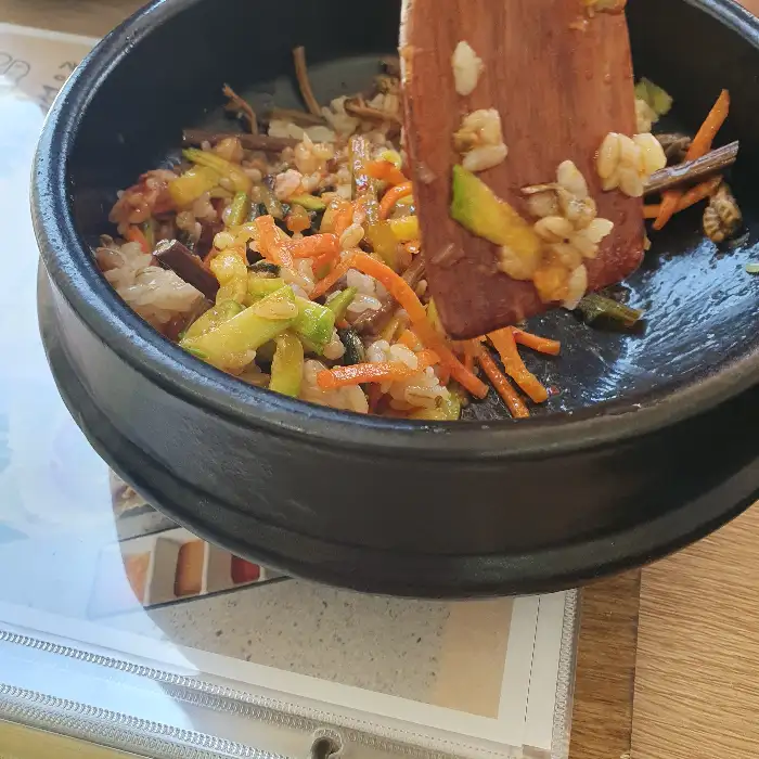 샤브샤브 재료가 담긴 쟁반