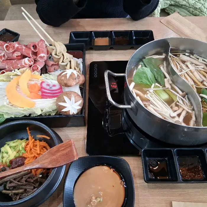 샤브샤브 육수와 소고기, 채소