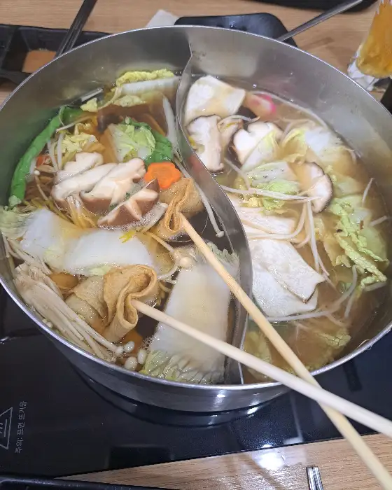 샤브샤브 냄비 속 다양한 재료들