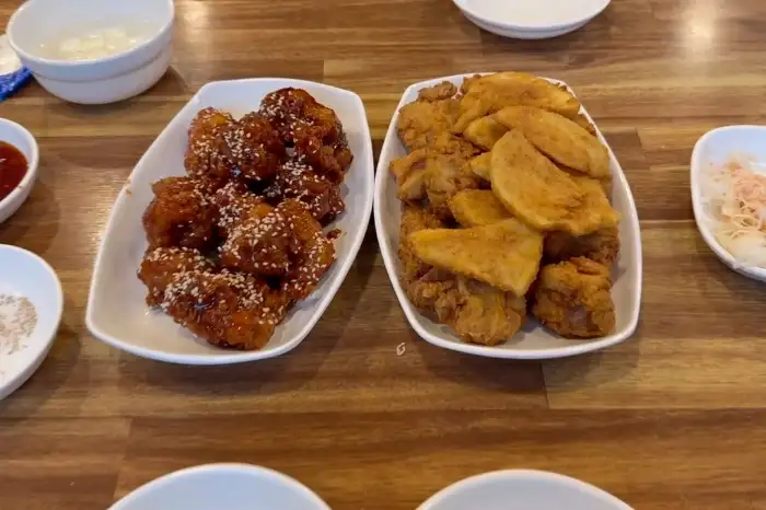 매운 양념 치킨과 후라이드 치킨