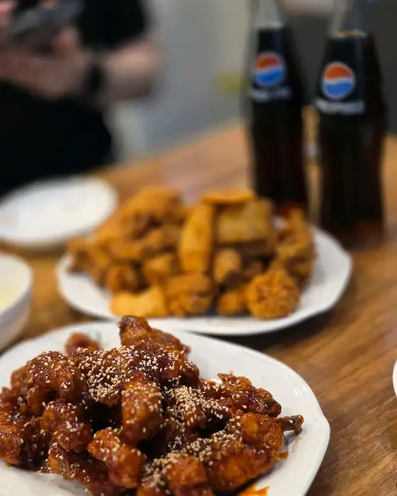 양념치킨과 후라이드 치킨, 그리고 페트병 사이다