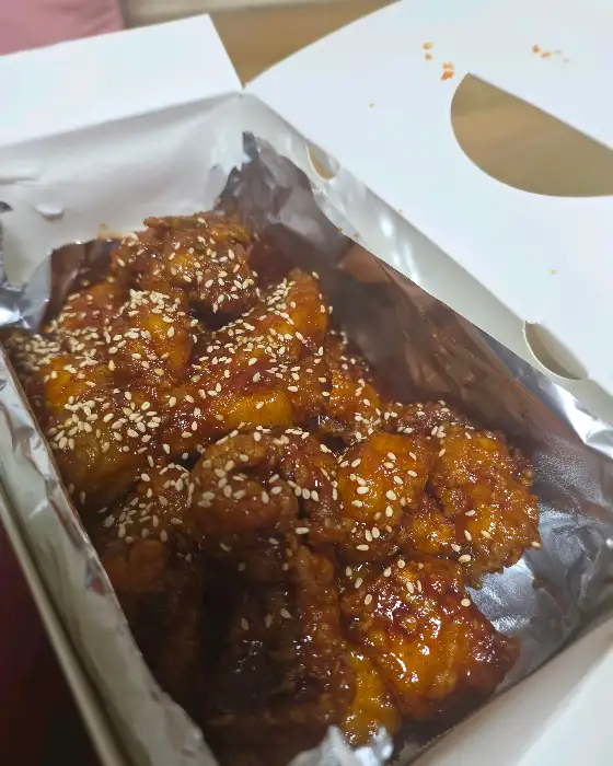 양념치킨을 클로즈업한 모습