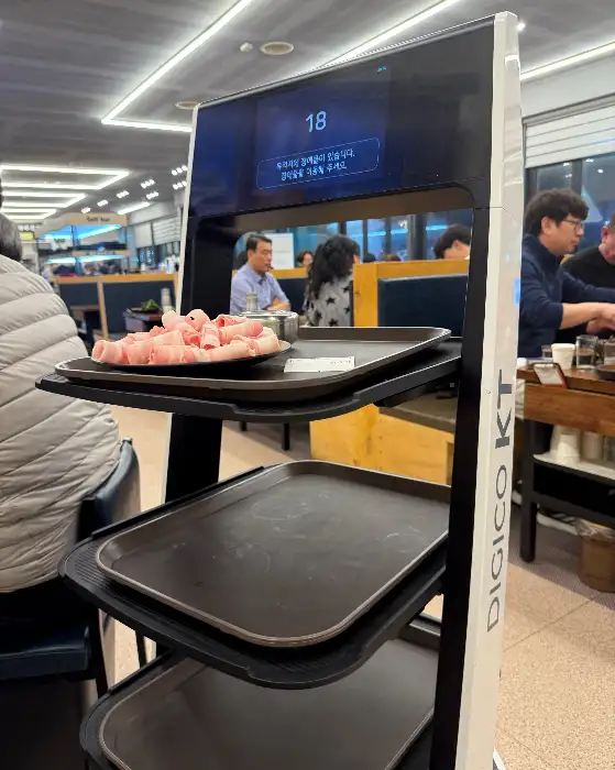 서빙 로봇 모습